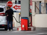 Un mujer reposta carburante en una gasolinera de Madrid.