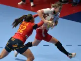 Paula Arcos en una acción contra la jugadora de Montenegro en su debut en el Europeo