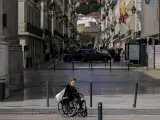 Una mujer en silla de ruedas.