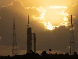 Imagen del cohete SLS en la plataforma de lanzamiento de Cabo Ca&ntilde;averal.