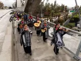 Mariachi Linda Mexicanas pasan por el famoso puente de la Calle Sexta, que une a dos de los barrios latinos más importantes de Los Ángeles, California (EE UU), el 8 de noviembre de 2022.