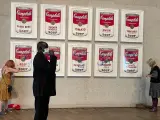 Las latas de sopa Campbell de Andy Warhol en la Galería Nacional de Australia son pintadas por activistas climáticos