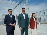 El presidente de la Junta, Juanma Moreno, y el del Gobierno, Pedro Sánchez, en la inauguración del eje eléctrico Caparacena-Baza, junto a la presidenta de Redeia, Beatriz Corredor.