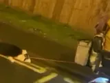 El perro fue arrastrado por la calle atado a una moto.