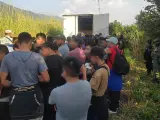 Migrantes rescatados de un camión en el que estaban hacinados, en una carretera del estado mexicano de Chiapas.