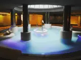 El spa del Hotel Cuimbra dispone de una piscina central de hidromasaje y un circuito termal que usa agua a diferentes temperaturas para activar las funciones vitales. Su precio es de 24 € por una hora.