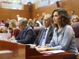 La presidenta de la Comunidad de Madrid, Isabel Díaz Ayuso, este jueves minutos antes del comienzo del pleno en la Asamblea de Madrid.