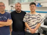Los investigadores Jordi Sort [izquierda], Enric Menéndez [centro] y Zhengwei Tan [derecha] en el laboratorio de magnetismo de la universidad.