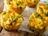 Muffins de brócoli, queso y avellanas