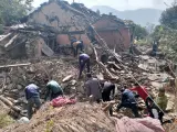 Varias personas trabajan entre los escombros en la aldea de Gari Gaau, distrito de Doti, tras un terremoto de magnitud 5,6 que golpeó el oeste de Nepal el 9 de noviembre de 2022.