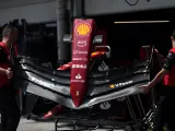 Mecánicos de la escudería Ferrari, trabajando en Interlagos.