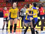 Rumanía celebra la victoria ante la desolación de las jugadoras españolas.