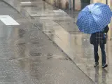 Imagen de un hombre andando bajo la lluvia en la Comunidad Valenciana