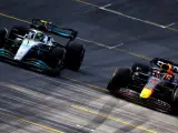 Russell y Verstappen, emparejados en su batalla durante la carrera al sprint del GP de Brasil.