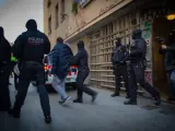 Los Mossos se llevan detenido a un hombre durante la operación contra el yihadismo en el centro de Barcelona