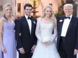 Tiffany Trump y Michael Boulos en su boda junto a los padres de la novia, Marla Maples y Donald Trump.