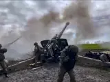 Militares rusos disparan artiller&iacute;a en un lugar no revelado en la regi&oacute;n de Donetsk, al este de Ucrania.