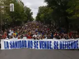 Manifestación ciudadana que recorre este domingo el centro de Madrid bajo el lema 'Madrid se levanta por la sanidad pública', convocada por asociaciones vecinales y municipios.