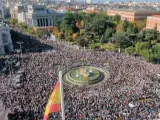 Cientos de miles de manifestantes han llenado la plaza de Cibeles en la protesta por la sanidad pública en Madrid.