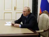 El presidente ruso, Vladimir Putin, preside una reunión por videoconferencia desde el Kremlin, en Moscú.