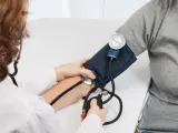 ¿Qué se considera una presión arterial normal? Desde la prestigiosa Clínica Mayo de EE UU señalan que se considera una presión arterial normal en un adulto si se encuentra por debajo de 120/80 mm Hg.