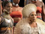 Letitia Wright y Angela Bassett en 'Black Panther: Wakanda Forever'