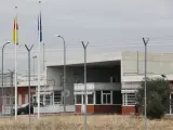 Un vehículo sale por uno de los accesos del centro penitenciario de Alcalá-Meco, a 8 de noviembre de 2022, en Alcalá de Henares, Madrid (España).