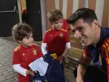 Álvaro Morata conoce a los pequeños Rodri y Julio en la concentración de la selección española.