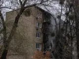 Los bomberos tratan de extinguir un fuego en un edificio residencial tras un nuevo ataque ruso.