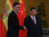 El jefe del Gobierno español, Pedro Sánchez (i), con el presidente chino, Xi Jinping (d), este martes.