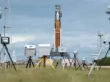 Las cámaras remotas de los medios de comunicación estaban instaladas fuera de la plataforma de lanzamiento 39B y apuntando al cohete del Sistema de lanzamiento espacial (SLS) de la NASA con la nave espacial Orion a bordo.