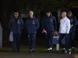 Didier Deschamps y su cuerpo técnico durante el último entrenamiento de la selección francesa.