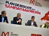 El portavoz del PSOE en la Asamblea de Madrid, Juan Lobato, este miércoles acompañado de los médicos José Ángel Satúe, José Manuel Freire y Matilde Díaz.