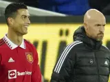 Cristiano Ronaldo y Erik ten Hag durante un partido del Manchester United.