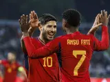 Marco Asensio y Ansu Fati celebran un gol en el amistoso de España ante Jordania.