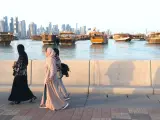 Mujeres caminando en Doha.