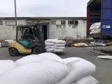 Trabajadores de la empresa Gurman cargan maíz en un camión