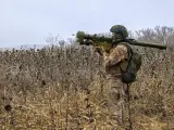 Un soldado ucraniano realiza tareas de vigilancia con un sistema portátil de misiles tierra-aire (MANPAD) mientras mantiene su posición cerca de Járkov.