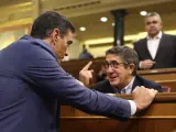 El presidente del Gobierno, Pedro S&aacute;nchez y el portavoz del PSOE en el Congreso de los Diputados, Patxi L&oacute;pez.