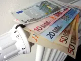Imagen de recurso de varios billetes de euro sobre un radiador.