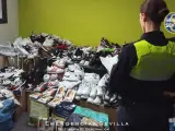 La Policía Local ha intervenido 350 artículos falsificados en un vehículo en Sevilla. EMERGENCIAS SEVILLA 21/11/2022