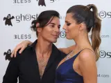 El cantante Julio José Iglesias posa junto a su novia, la modelo Vivi di Domenico, en Madrid.