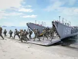 Tropas filipinas y de EEUU desembarcan en la isla de Luzón durante las maniobras militares llevadas a cabo en octubre.