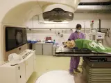 La veterinaria Marta Ferrón prepara a la perrita Rosie para recibir radioterapia.