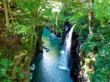 Podemos elegir: formar parte del paisaje subido a un bote o caminar por los senderos marcados hasta alcanzar el mirador sobre la cascada Minainotaki, de 17 metros de altura. Cualquiera de las dos ideas es buena para disfrutar de los altísimos acantilados que forma esta garganta volcánica abierta por el río Gokase en la isla de Kyūshū, en la prefectura de Miyazaki.