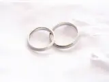 Dos anillos guardados juntos.