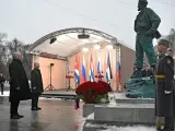 El mandatario Miguel Diaz-Canel junto al presidente ruso, Vladímir Putin, durante la inauguración de una estatua en honor a Fidel Castro, en Moscú (Rusia).