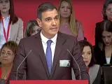 El presidente del Gobierno, Pedro Sánchez, comparece ante la internacional socialista de las mujeres.