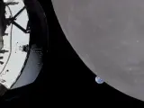 La nave Orión de la misión Artemis I de la NASA, en el campo gravitatorio de la Luna, con la Tierra al fondo.