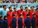 Los jugadores de Irán de pie y en silencio cuando suena su himno nacional antes partido contra Inglaterra en Qatar.
